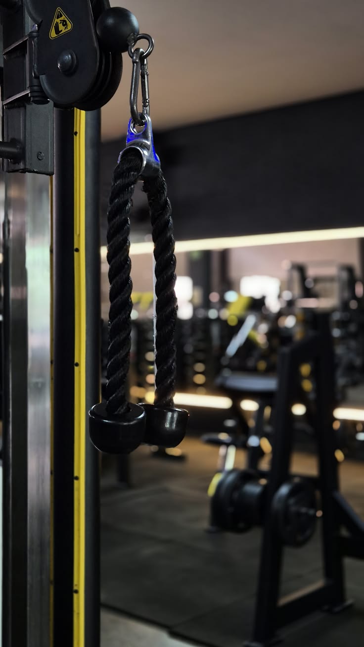 Polia com corda de tríceps na área de musculação da unidade Arena Centro Norte
